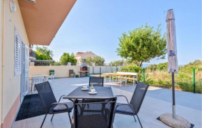 Cozy Apartment In Makarska With Wifi